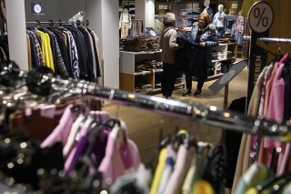 Les opposants à la loi valaisanne sur l'ouverture des magasins (LOM) dénoncent une détérioration des conditions de travail du personnel de la vente (image d'illustration).